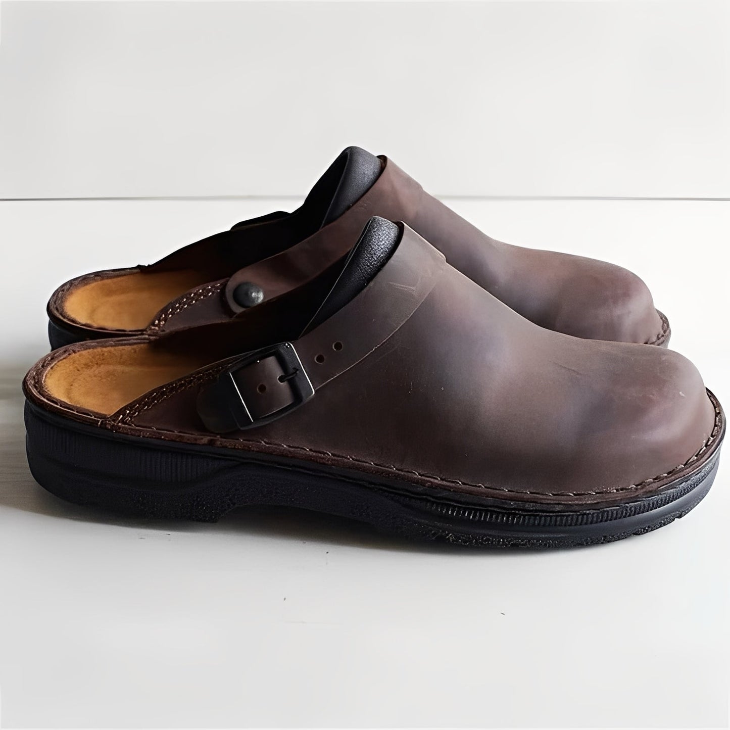 Slippers for Men with Removable Insole and Curved Sole